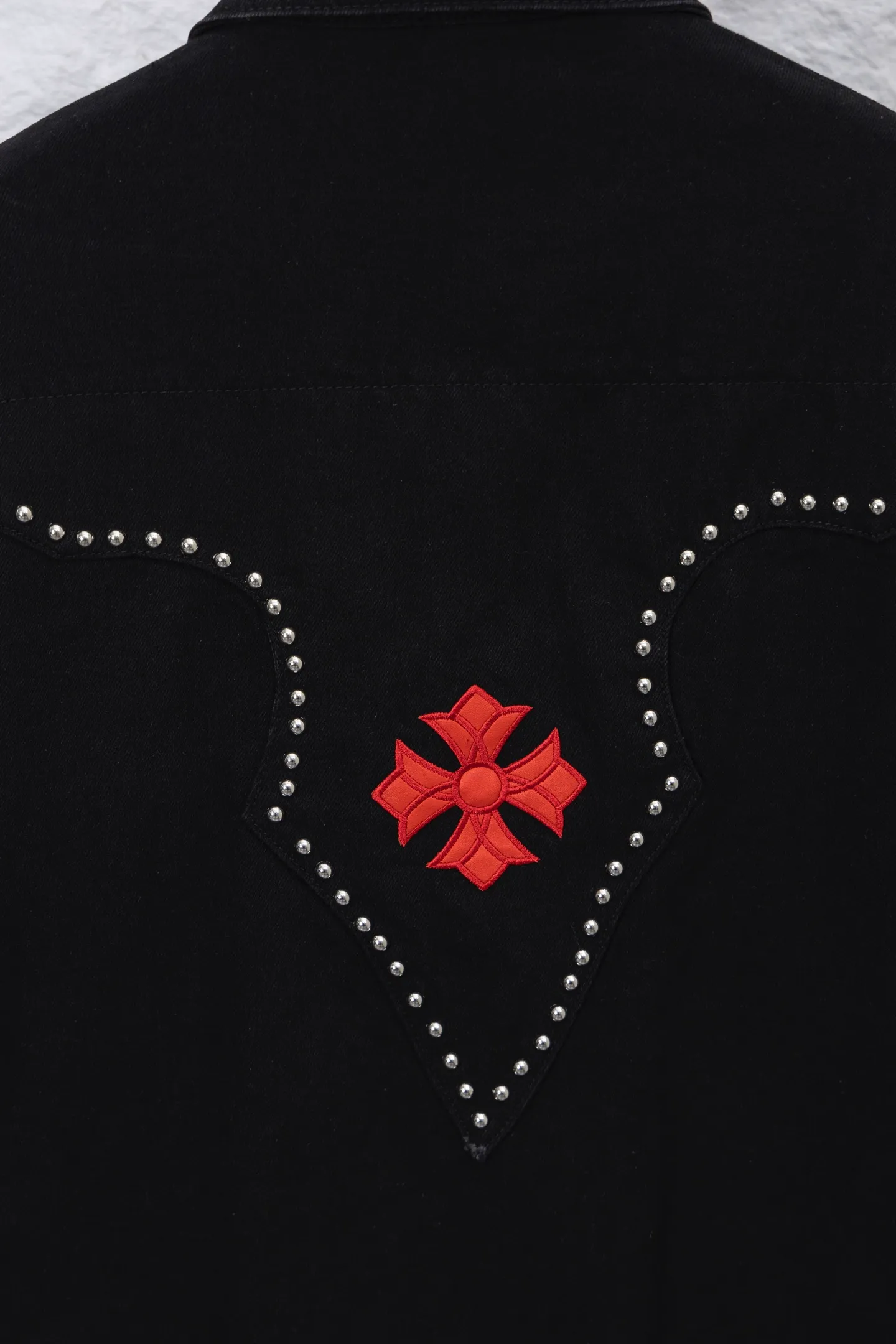 P300 model number/F109 Chrome Hearts Chrome Hearts heavy-duty denim jacket with rivets. The same style as the Internet celebrity star. The cross-printed denim jacket has a unique cross design element and is full of design. It is made of 100% denim cotton fabric with heavy coarse yarn count, which ensures a stiff and tough silhouette while being soft, comfortable and breathable. The lapel is designed with silver buttons and is full of texture. The classic cross logo is all over the dress, making it a perfect versatile style for spring and summer! The original loose version is made of high-quality pure cotton fabrics. The fabric pattern is high-definition and delicate without burrs. It is comfortable and breathable to wear. All the buttons are molded and customized. It is casual and fashionable and can be matched with any bottoms. It can be windproof and sunproof in spring and summer. It can be worn outside in autumn and winter! Easily concave shape makes you look slimmer and taller, perfect for both men and women! Color: Black Version: Loose